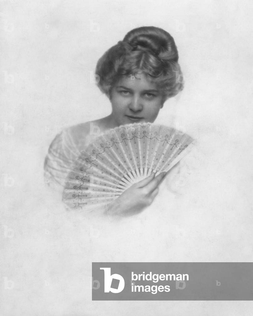 Portrait of a woman, 1916 (b/w photo)