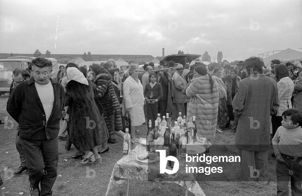 Funeral of a member of the Sinti and Roma in Munich, 1974 (b/w photo)