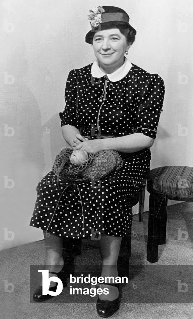 Liesl Karlstadt, 1939 (b/w photo)