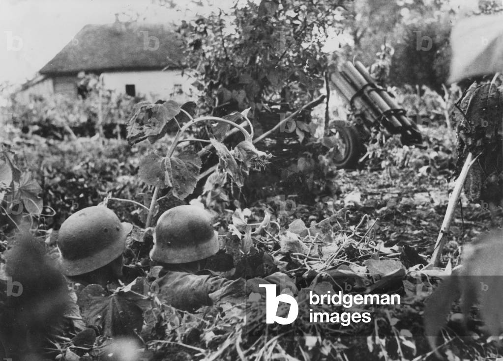 German smoke projector in firing position, 1942 (b/w photo)