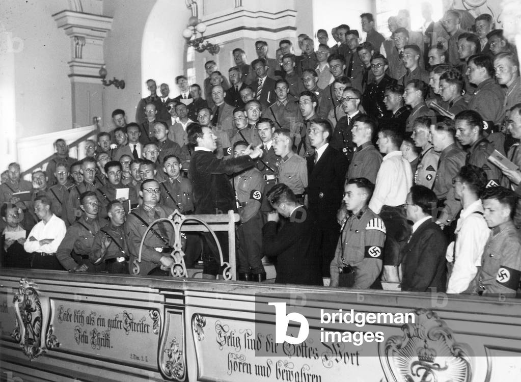 Walther Hensel with a choir in the Potsdam Garrison Church, 1934 (b/w photo)