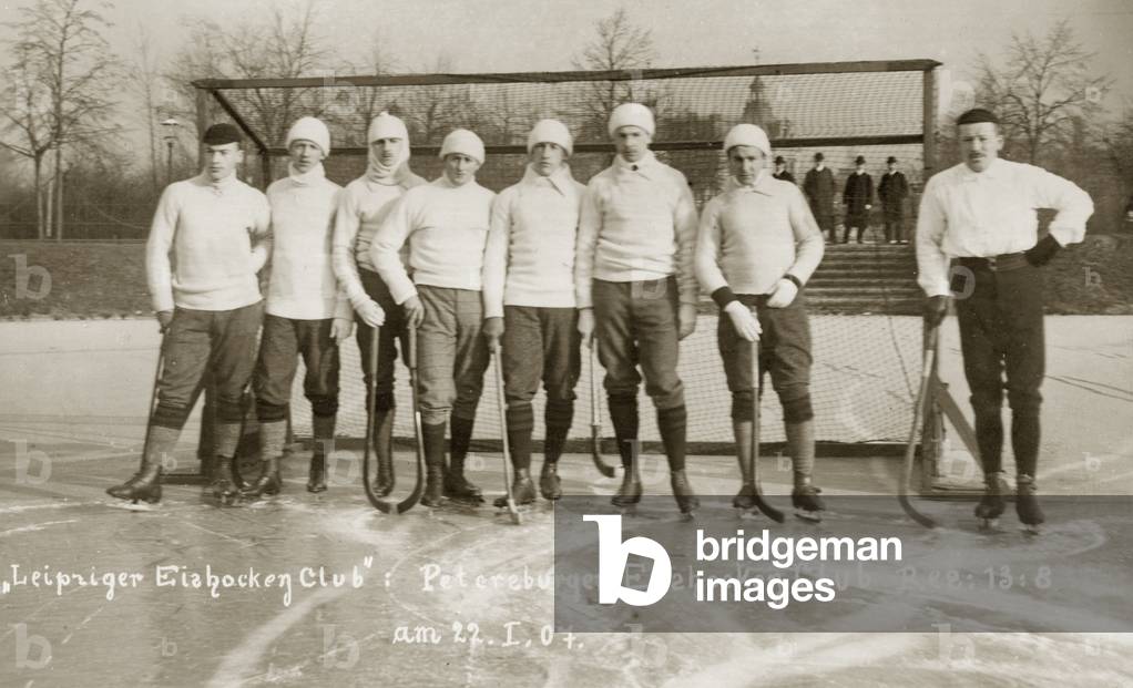 Ice hockey team of the Leipzig Sports Club, 1907 (b/w photo)