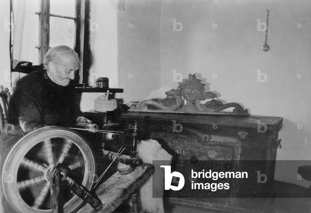 Ethnic German woman spinning wool in Romania, 1940 (b/w photo)