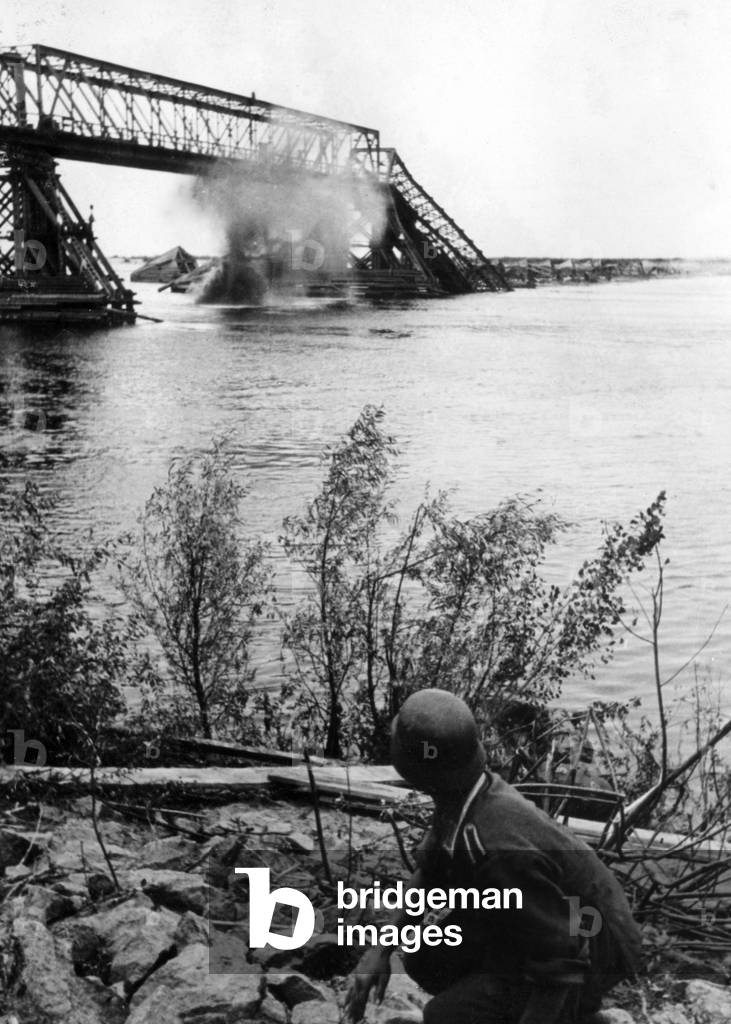 German pioneers blast a bridge over the Dnieper, 1944
