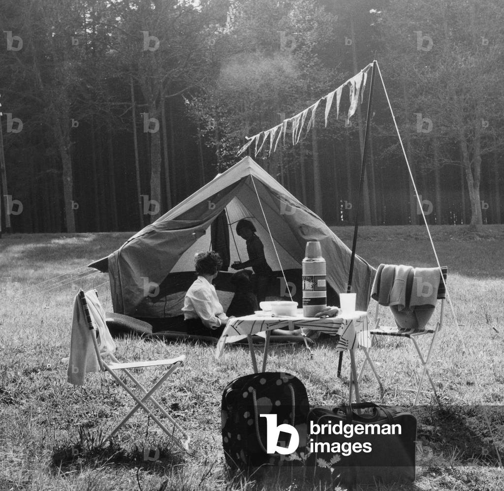 Camping in the countyside, 1957 (b/w photo)