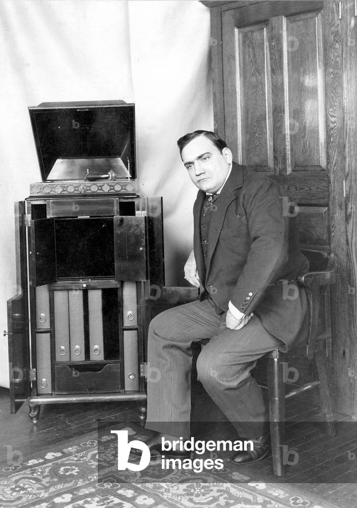 Enrico Caruso, 1909 (b/w photo)