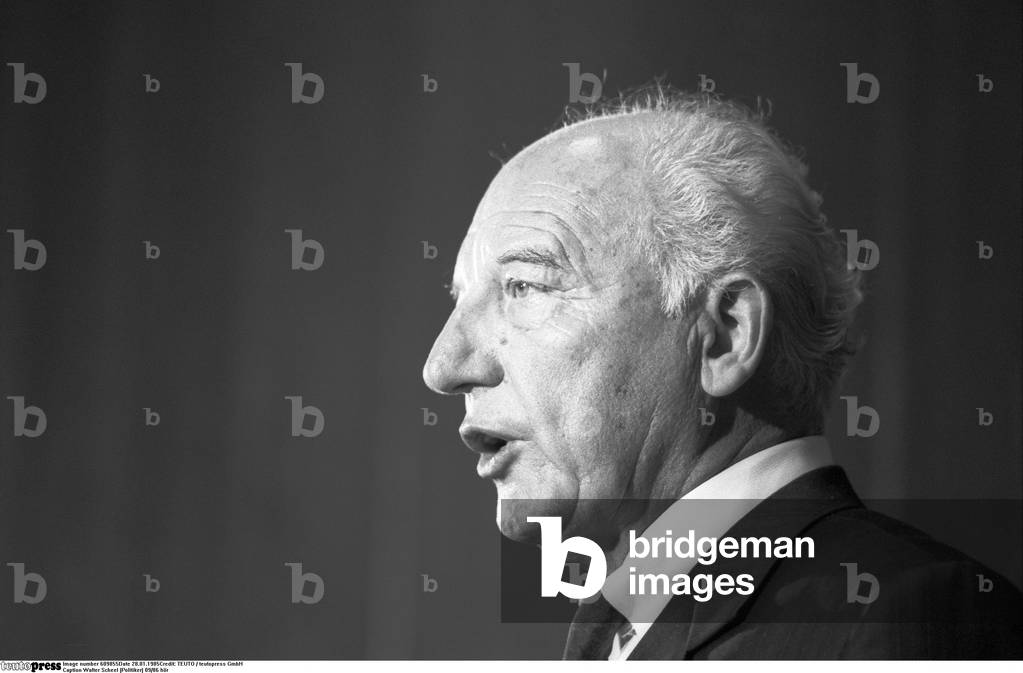 Walter Scheel at the presentation of his book 'Wen schmerzt noch Deutschlands Teilung?', September 1986 (photo)