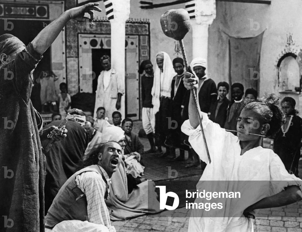 Street variety in Tunis, 1930s (b/w photo)