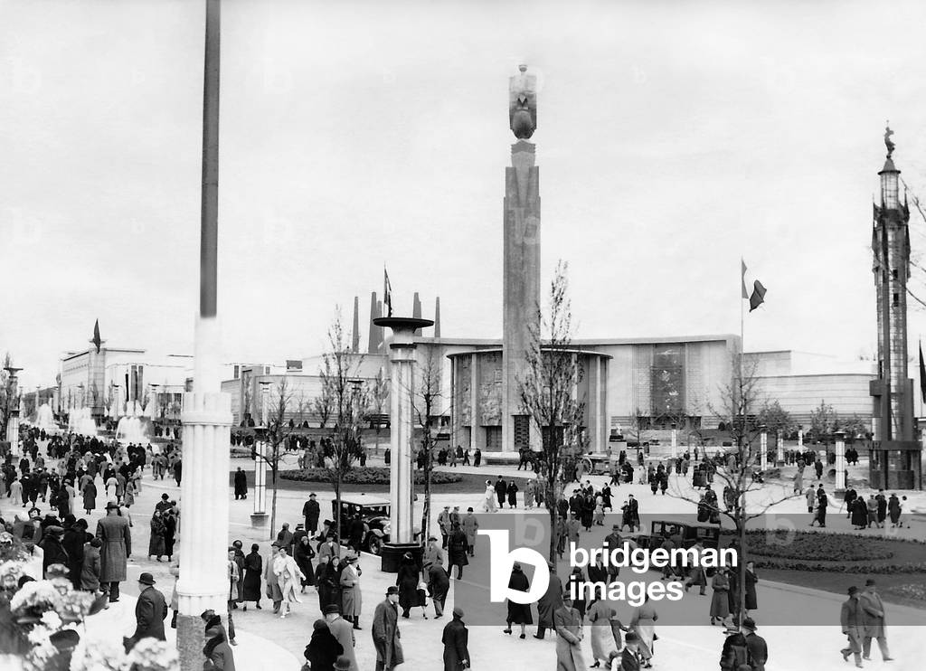 Visitors at the World Exhibition in Brussels, 1935 (b/w photo)