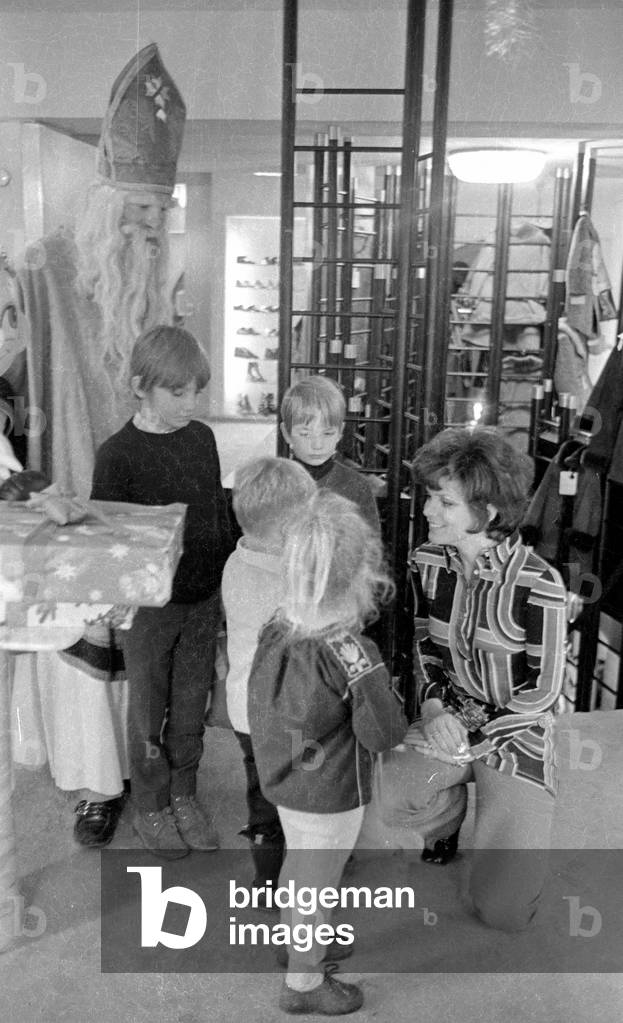 Visit of Santa Claus at the kids' clothing store of Uschi Glas, 1970 (b/w photo)