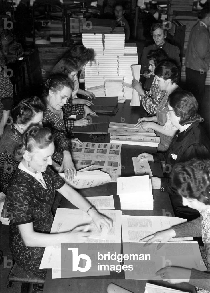 Female workers in the book bindery of the Scherl Publishing House in Berlin, 1942 (b/w photo)