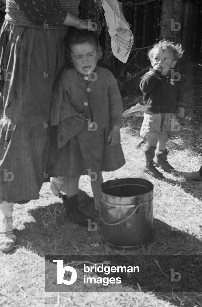 Sinti and Romanies in France, 1941 (b/w photo)