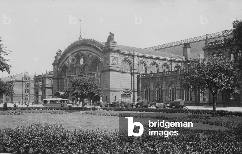Train station in Bremen, 1928 (b/w photo)