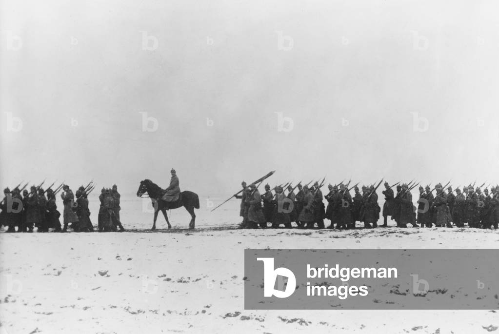 German infantry on the march, 1915 (b/w photo)