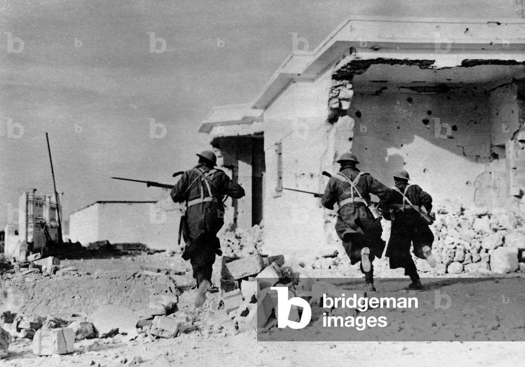 Australian soldiers in the Battle of Bardia, 1941 (b/w photo)