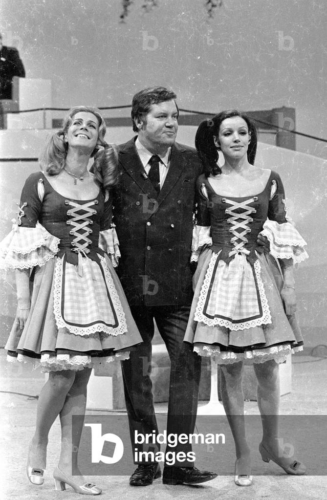 Wim Thoelke with two women, 1971 (b/w photo)