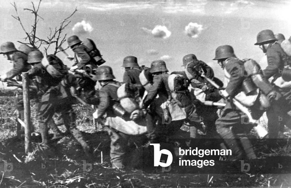 German soldiers in the First World War during an attack on the Western Front, 1918 (b/w photo)