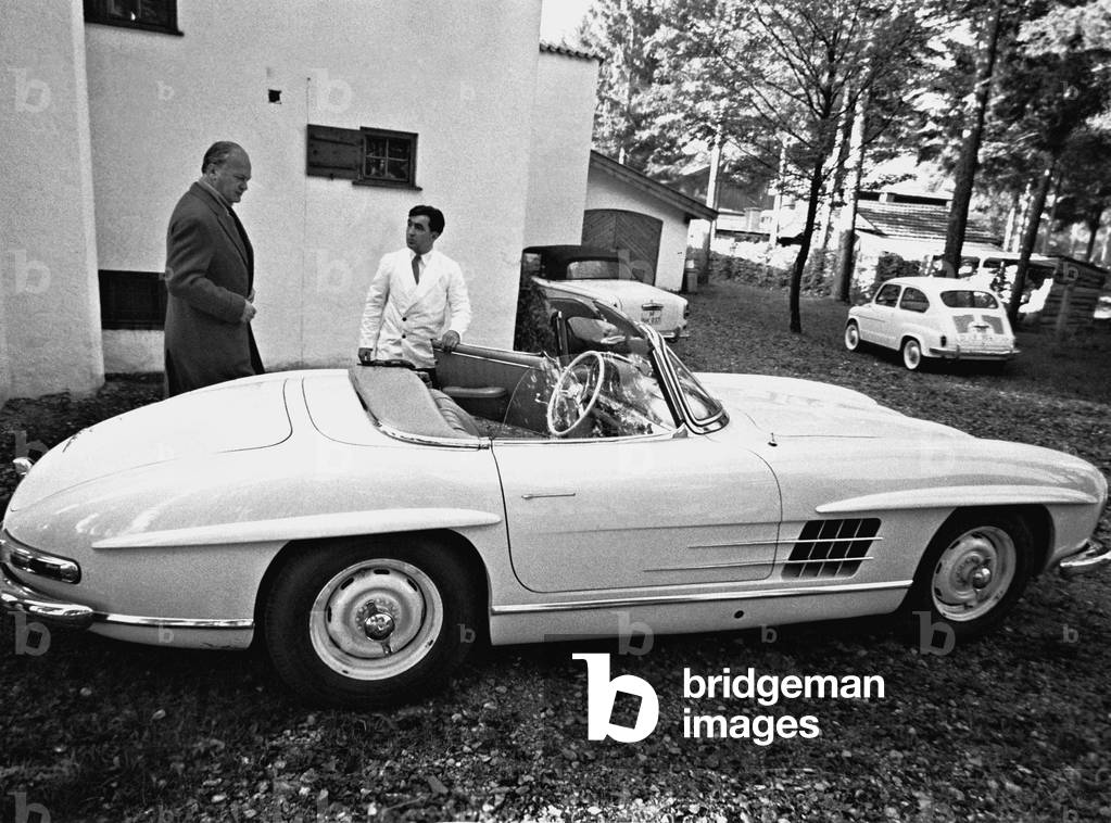 Curd Juergens in front of his house, 1959 (b/w photo)