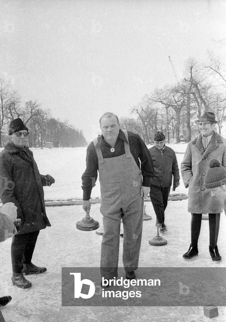Dan Blocker from Bonanza curling, 1971 (b/w photo)