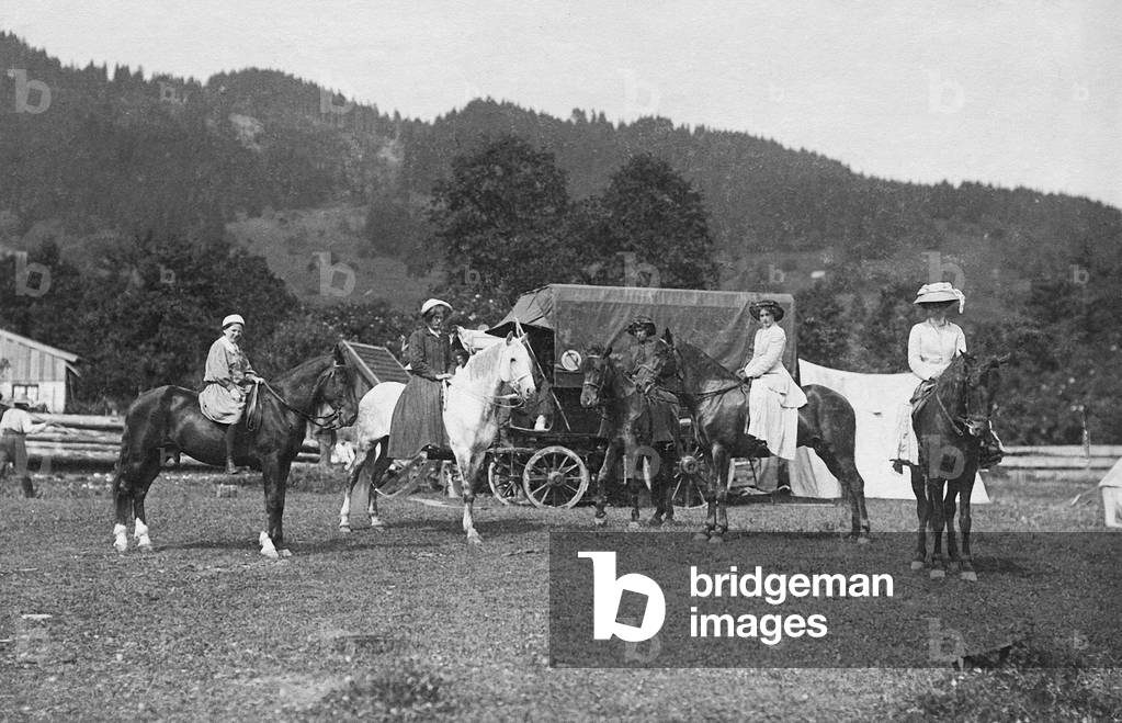 Journey of a ladies' gathering in a caravan, 1910 (b/w photo)