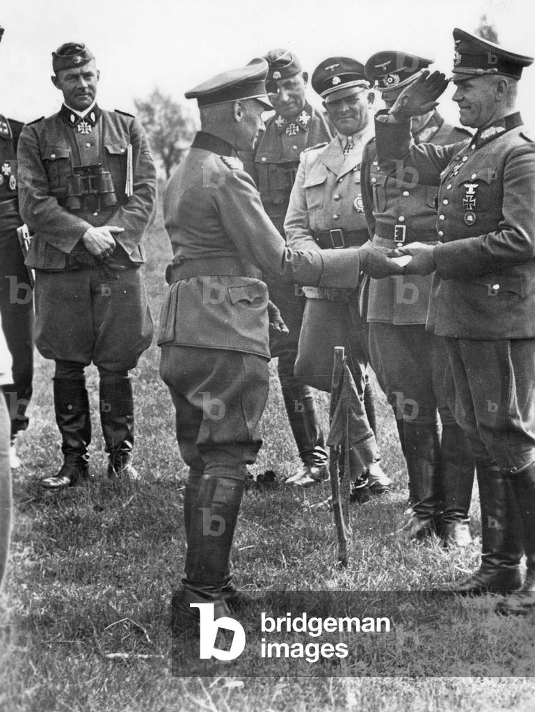 Lending the Knight's Cross to Wolf-Guenther Trierenberg, 1943 (b/w photo)