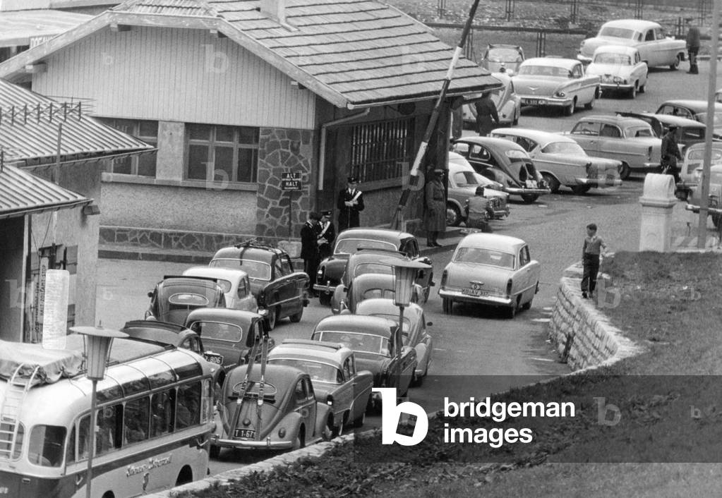 Tourist cars at the bordercrossing 'Brenner', 1959 (b/w photo)