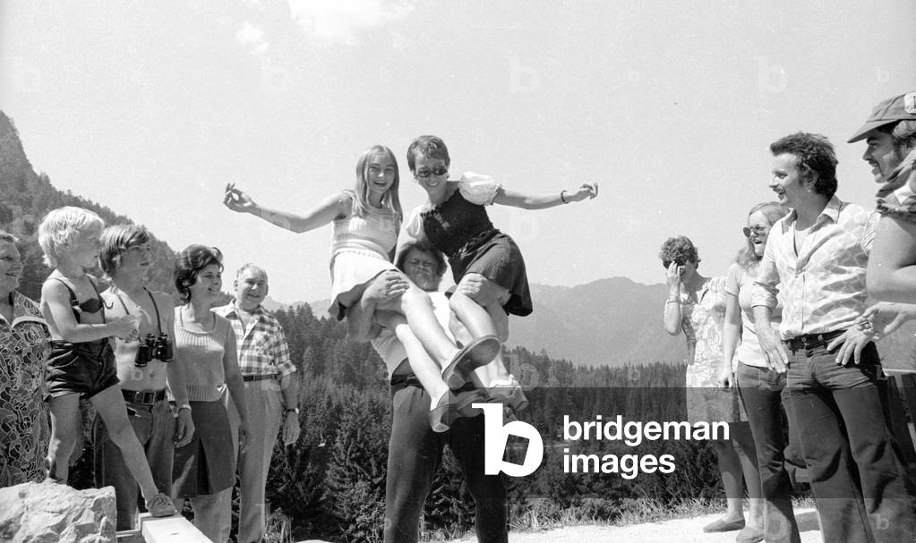 Stone lifting, 1974 (b/w photo)