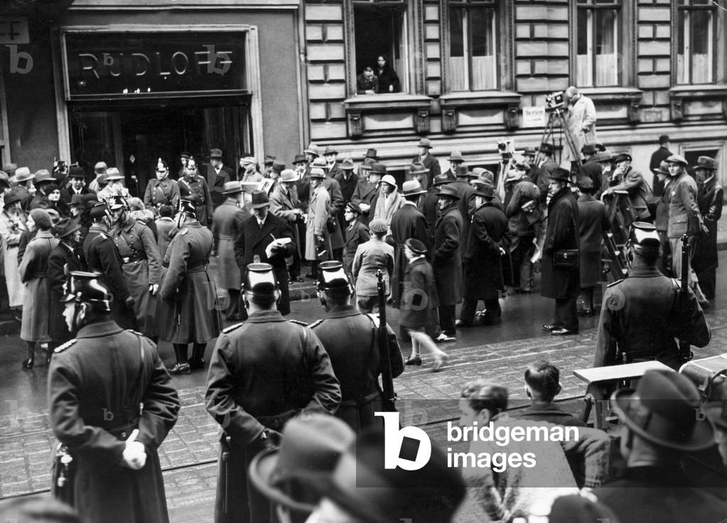 In front of the ministerial polling station, 1932