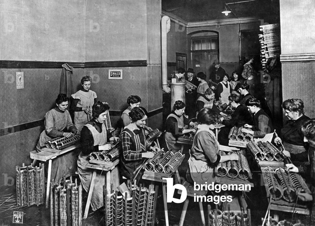 Female workers in the war industry, 1915 (b/w photo)