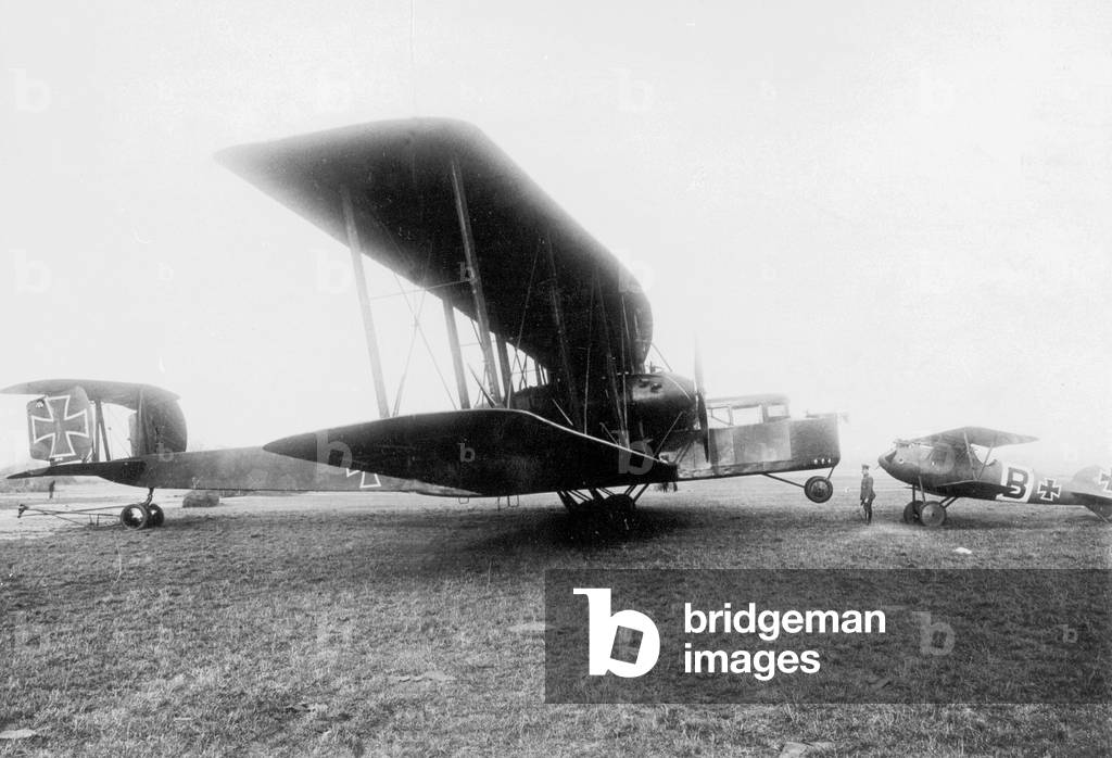 German bomber and fighter aircraft, 1917 (b/w photo)