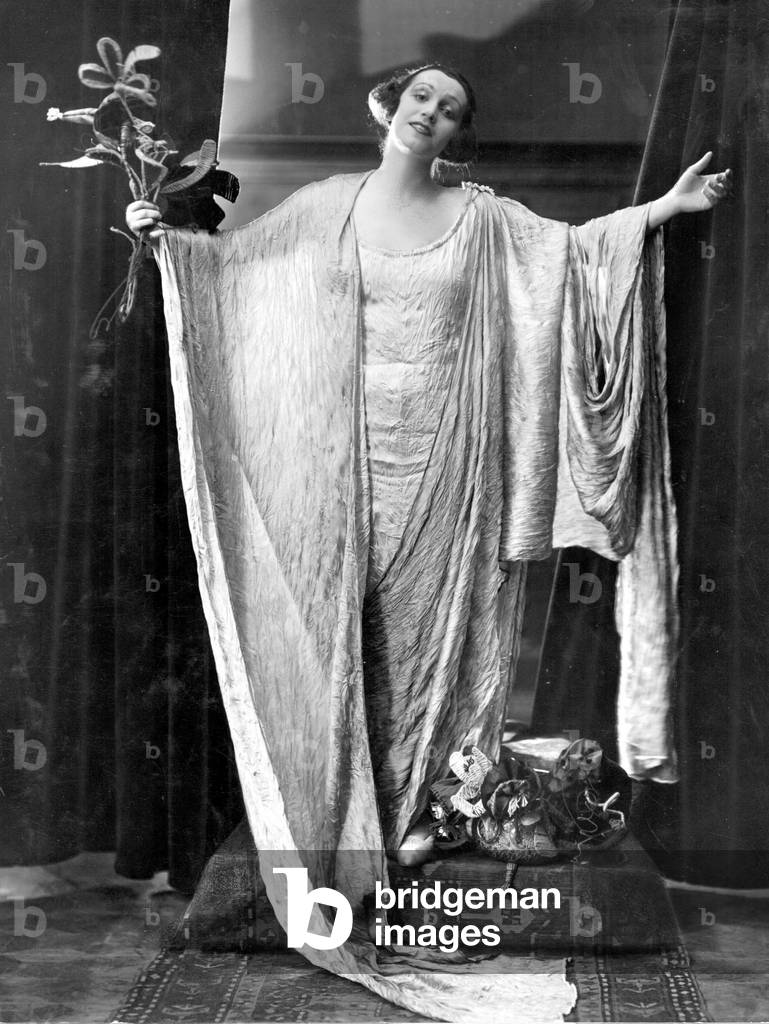 Women's fashion from 1923 (b/w photo)