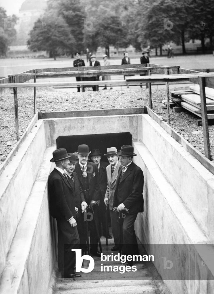 Inspection of a bunker in London, 1939 (b/w photo)