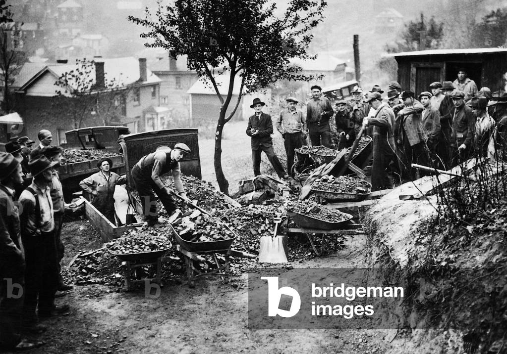 Unemployed shovel coal, 1931 (b/w photo)