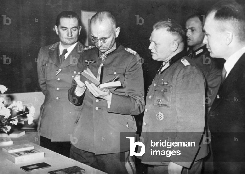 Alexander von Falkenhausen visits the German book show in Brussels, 1942 (b/w photo)