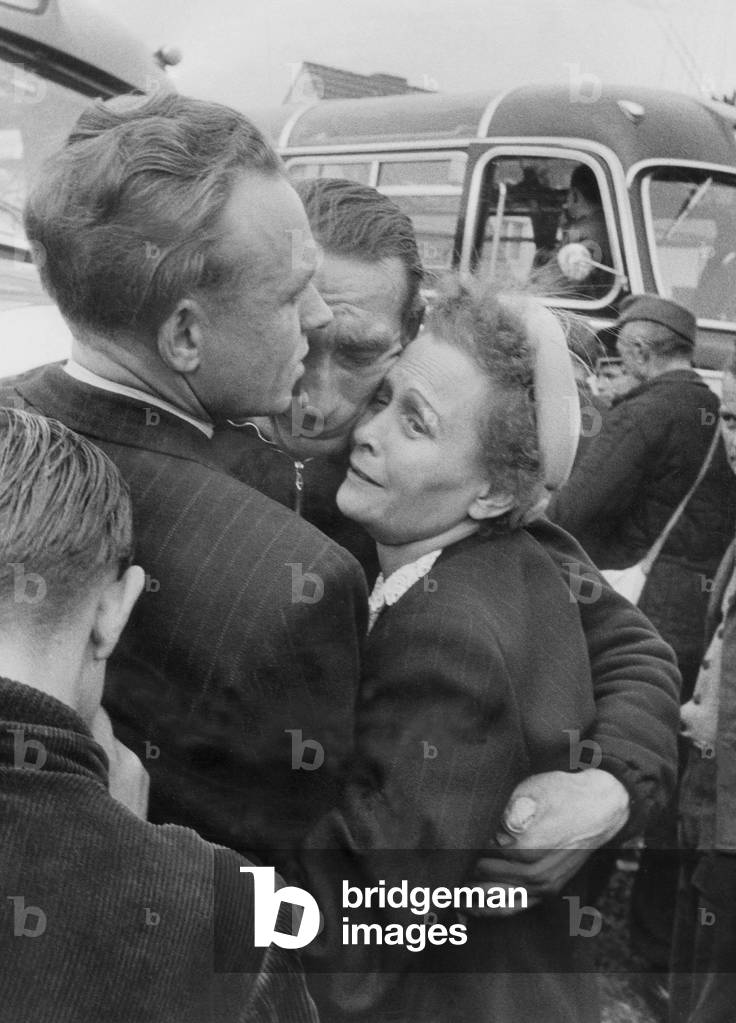 Relatives welcome late returnees in the Friedland camp, 1955 (b/w photo)