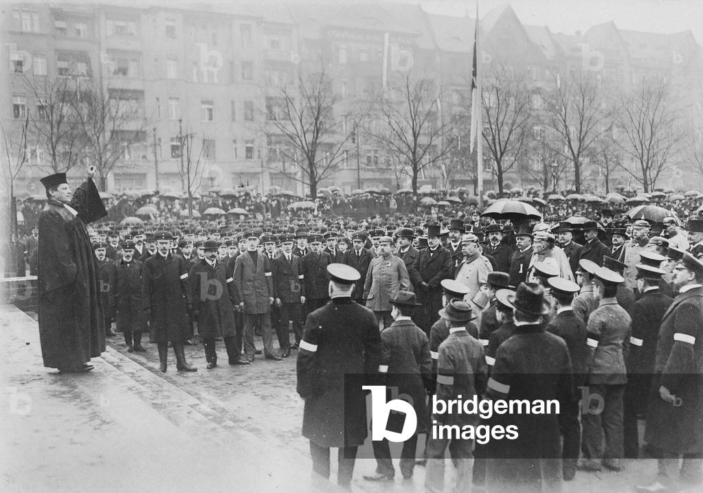 Worship of the Berliner Jugendkompagnien during the First World War, 1915 (b/w photo)