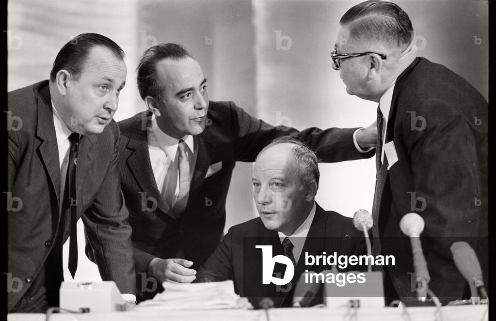 Party leader Walter Scheel at the party congress of the FDP, 1969 (b/w photo)