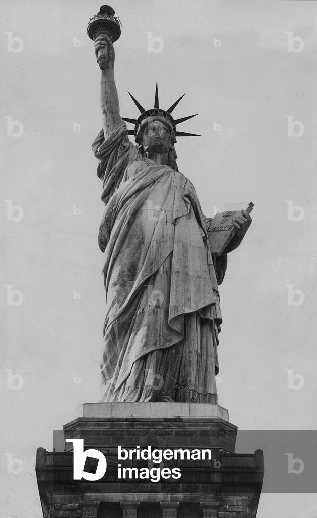 Statue of Liberty in New York (b/w photo)