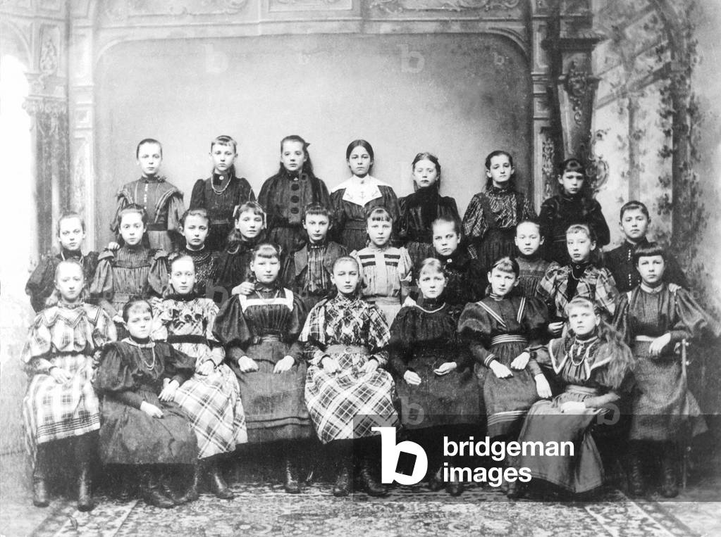 School class around 1903 (b/w photo)