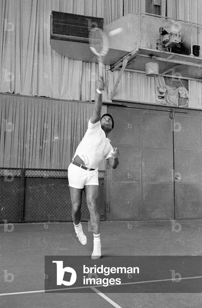 Roberto Blanco playing tennis, 1970 (b/w photo)