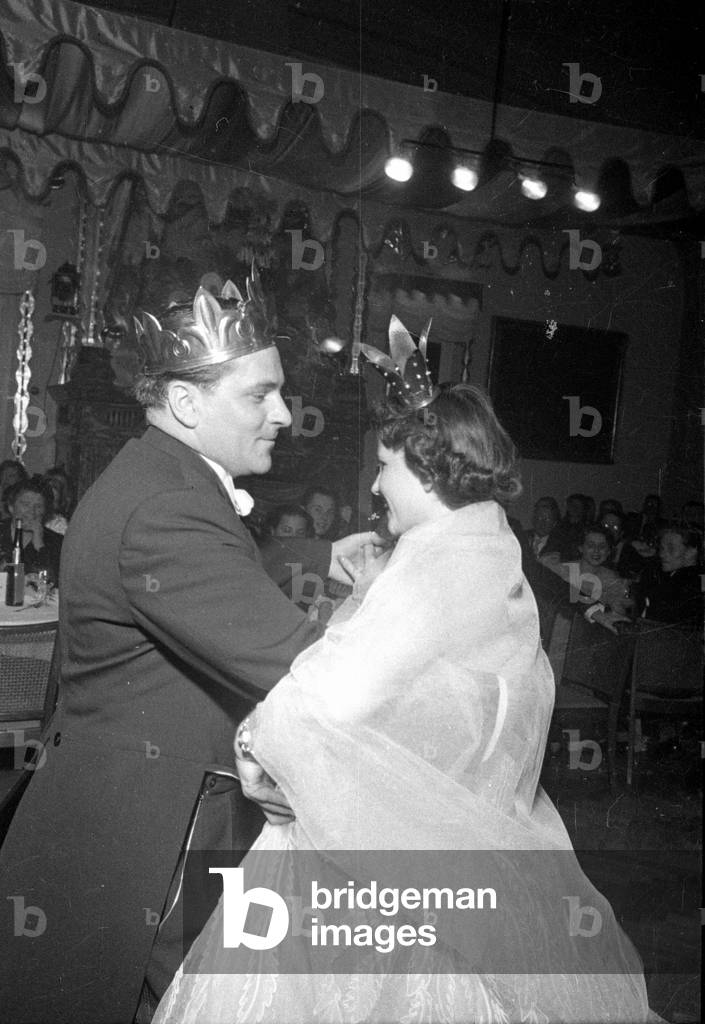 Marching in of the Fasching prince and princess of the Munich Narrhalla, 1952 (b/w photo)