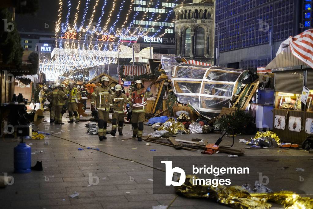 First responders, police officers, rescue services and fire brigade supply the injured with a truck after the alleged terrorist attack on the Christmas market in Berlin Breitscheidplatz, 2016 (photo)