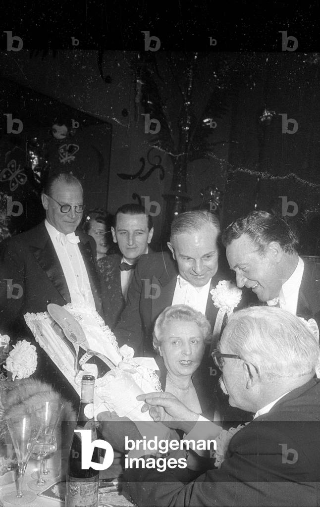 Hans Ehard with guests at the Chrysanthemum Ball, 1954 (b/w photo)