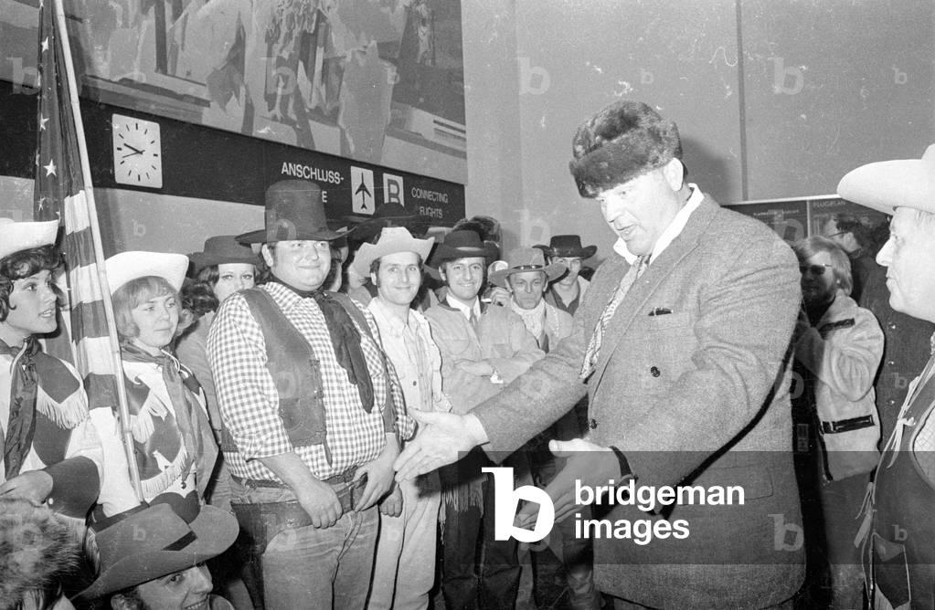 Dan Blocker at the Frankfurt am Main airport, 1971 (b/w photo)