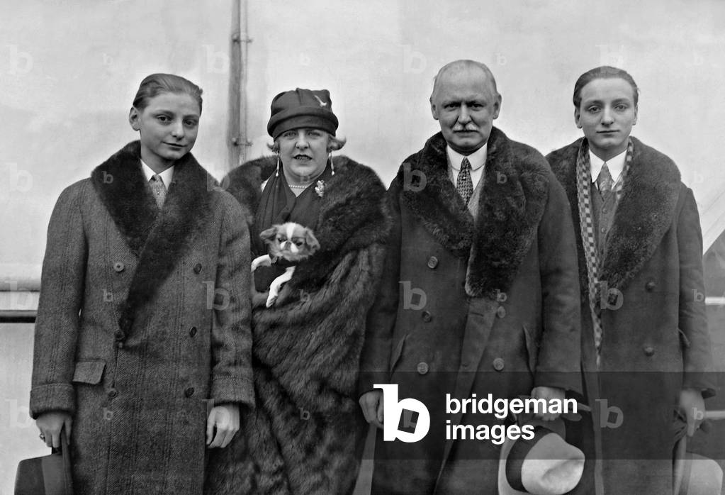 Louis Adlon, his wife Hedda and his sons Louis Jr. and Carl in New York, 1926 (b/w photo)