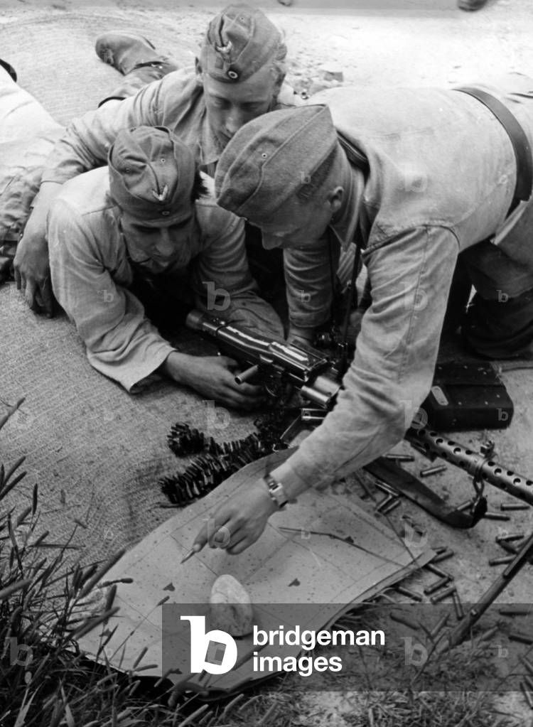 Replacement troops, practice at the firing range, 1943 (b/w photo)