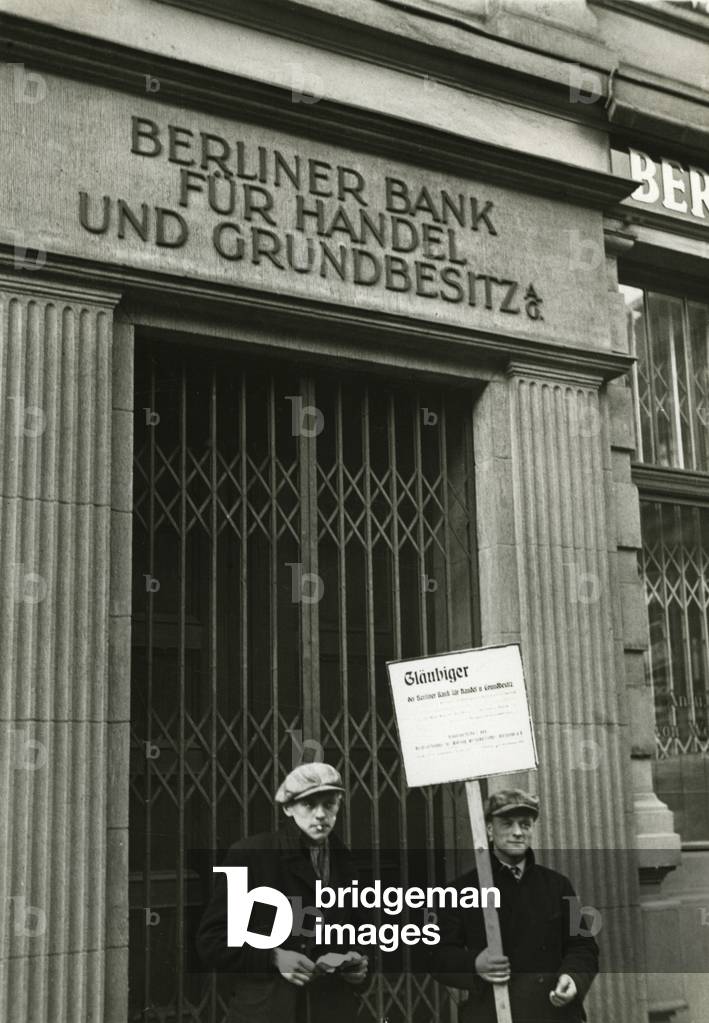 A representative of a creditor protection association protests before the closed head office  of the Berlin bank for Property and Trade, Kaiser-Wilhelm-Strasse, Berlin 1931 (b/w photo)