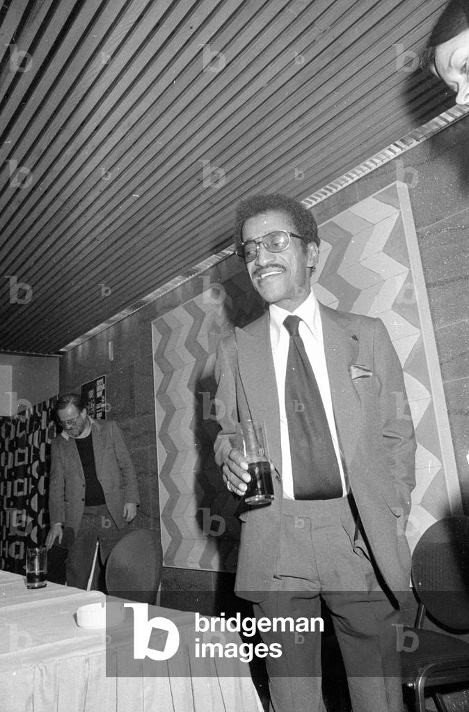Sammy Davis Jr. during a press conference in Munich, 1978 (b/w photo)