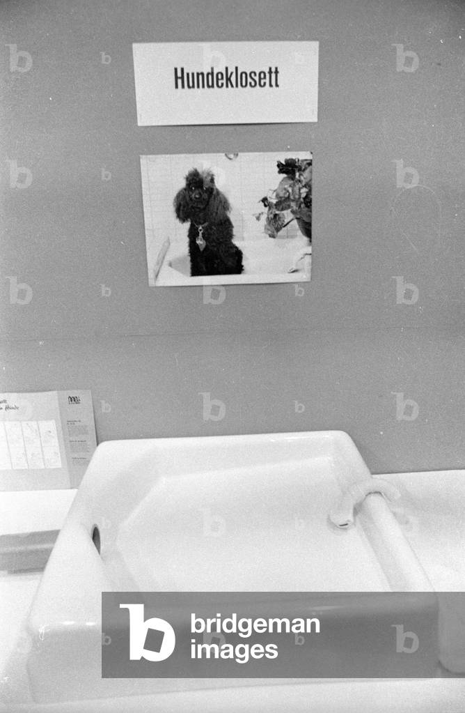 Erfinder- und Neuheiten-Ausstellung (Inventor and Novelty Exhibition) in Nuremberg, 1974 (b/w photo)