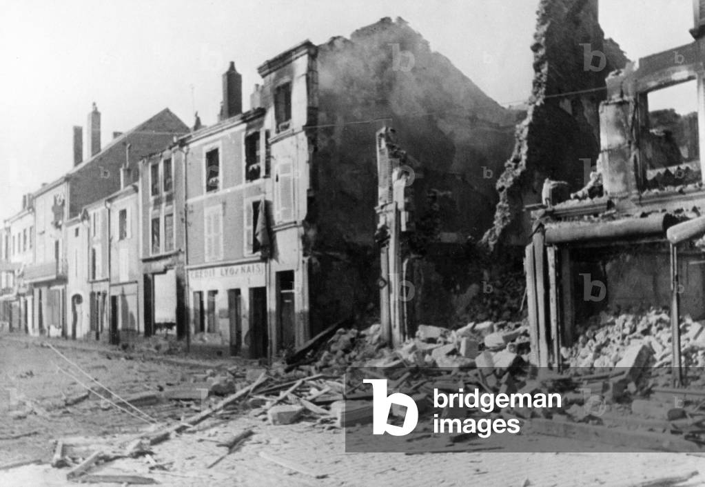 Destroyed city in France, 1940 (b/w photo)